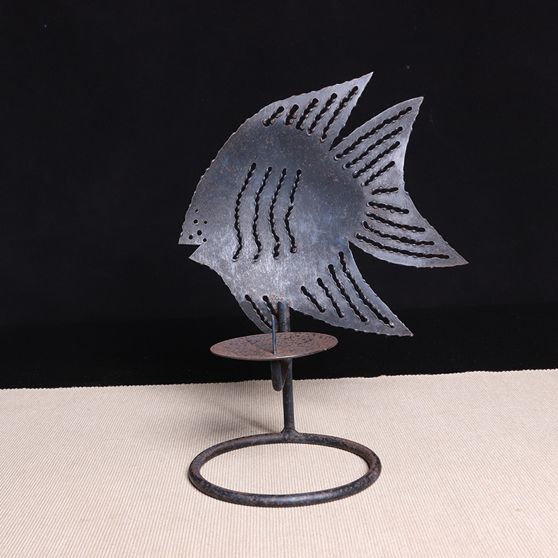 日本茶器 日本铁质鱼纹烛台 日本铁质铁打出工艺，工艺精细，十分难得的一只烛台