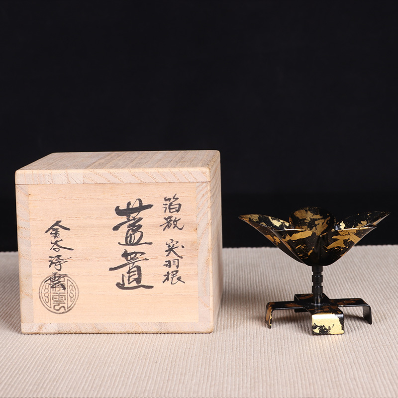 日本盖置 日本羽纹盖置 日本金工金谷净云造铜盖置，铜制羽盖置，鎏金工艺，带原装供箱