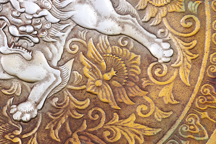 日本茶器日本铁制涂金银唐狮子纹大圆盘日本铁制铸造唐狮子纹，铸造工艺