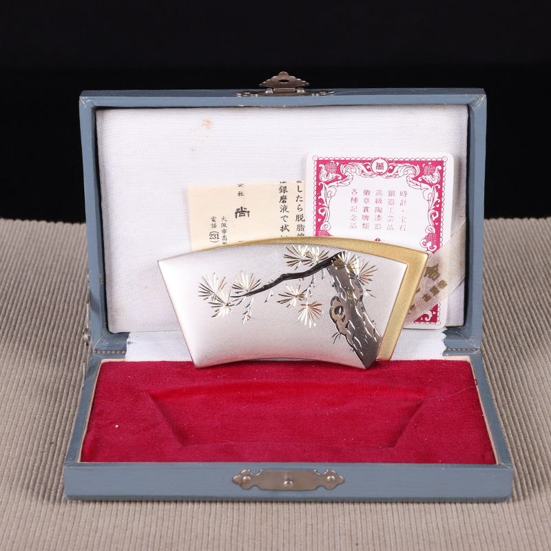 日本茶器 日本尚美堂1967年纪念款纯银制松树纹扇形银盒 日本尚美堂出品，纪念款，手刻松树纹，十分精致小银盒