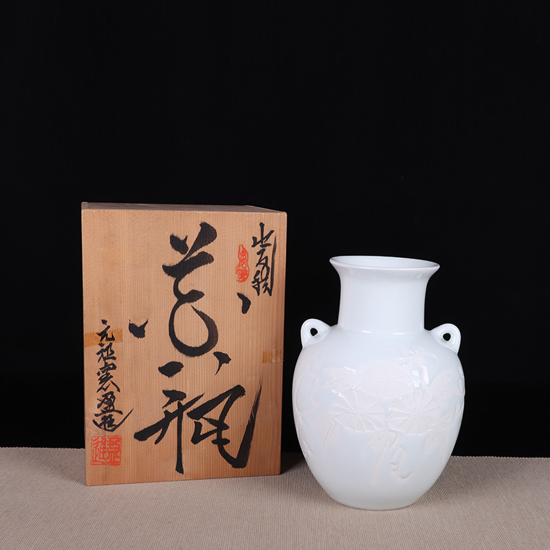 日本花器 日本白釉雕花荷叶纹双耳大肚瓶 日本陶瓷白釉花瓶花插，出石烧，盈进舍造，釉水肥润，带原装供箱、证书