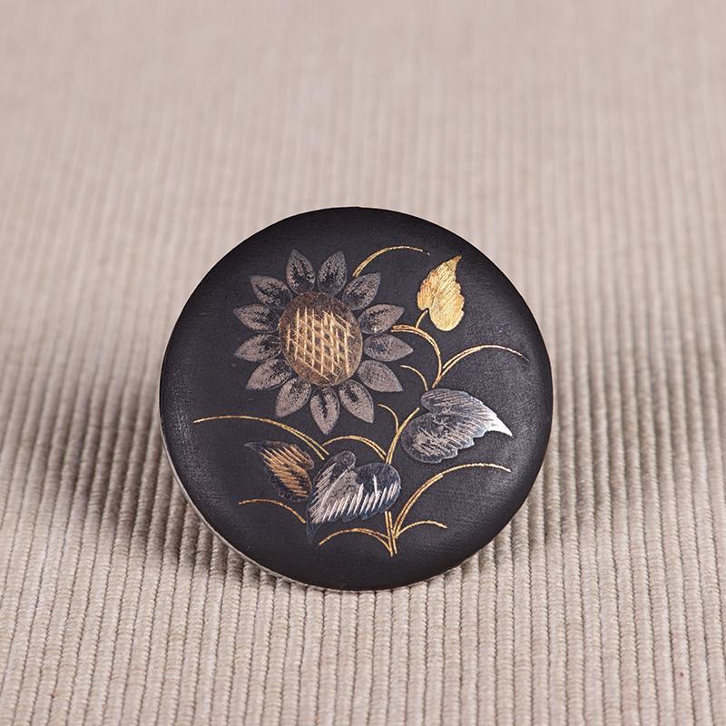 日本茶器 日本铁打出向日葵花纹胸针 日本铁打出工艺，手刻向日葵花纹，涂金银