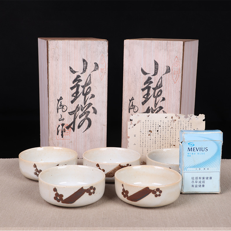 日本茶杯组 日本志野烧梅花纹平口茶杯组五客 日本富山窑造，志野烧工艺，带原装供箱，有两套，单套价格