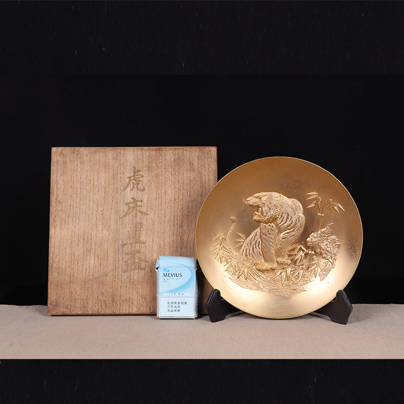 日本茶器 日本镀金雕刻虎纹大型盏杯 日本镀金工艺，雕刻老虎纹，工艺精细，尺寸大，带原装供箱