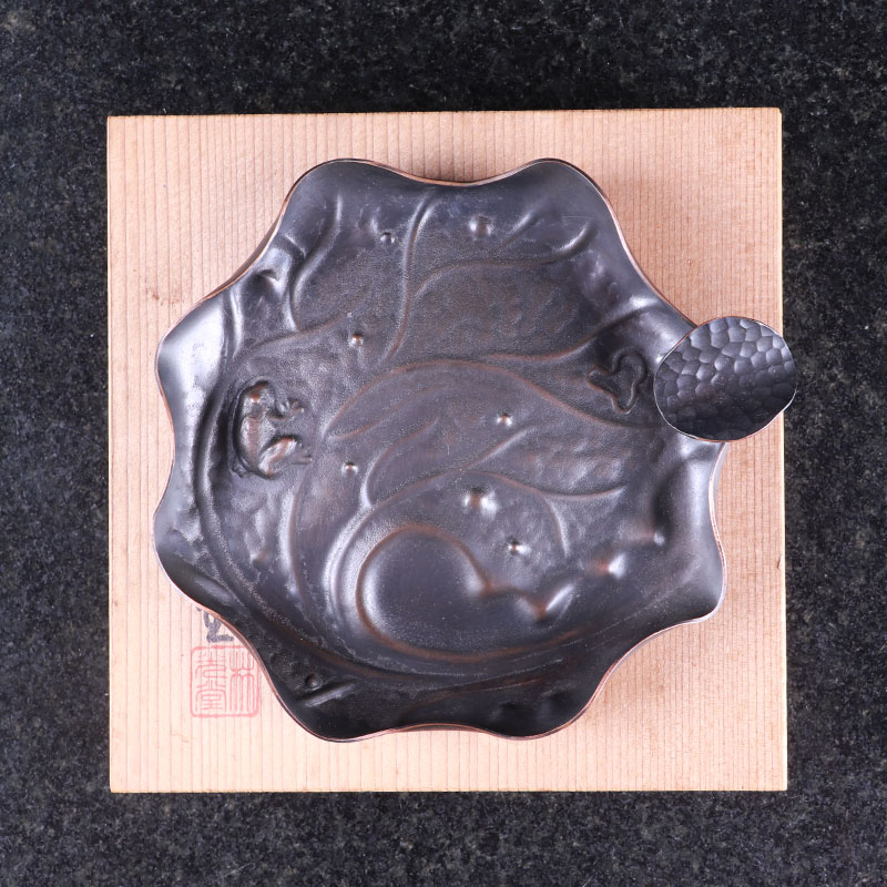 日本吸烟具 日本林光堂铜制手锤荷叶蛙形铜烟灰缸带原装供箱 口：13cm，底：10.5cm，高：1.5cm
